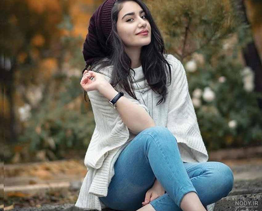 نشستن روی زانو یکی از ژست های رایج در عکاسی مدلینگ دخترانه